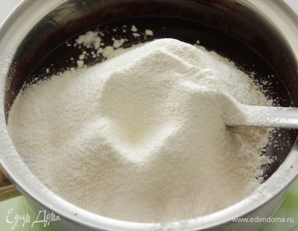 Просеять муку с разрыхлителем.
