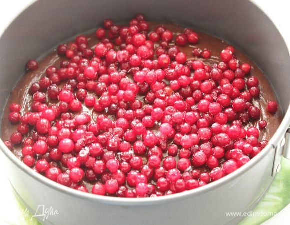 Тесто выложить в форму, сверху выложить ягоду.