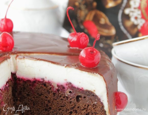 Творожную массу нанести на остывший корж. Поставить на пару часов в холодильник. Растопить молочный шоколад с небольшим количеством сливок, нанести сверху на творожный слой.