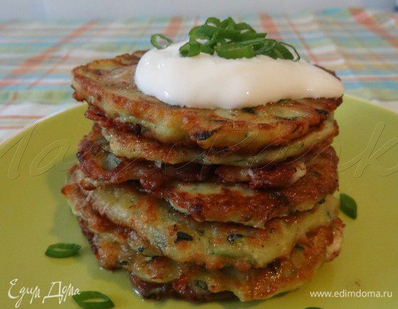 Подаем со сметаной и рубленным зеленым луком.