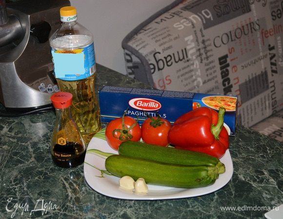 Подготовим все ингредиенты.  Лучше брать не толстые спагетти. Перец можно использовать желтый.