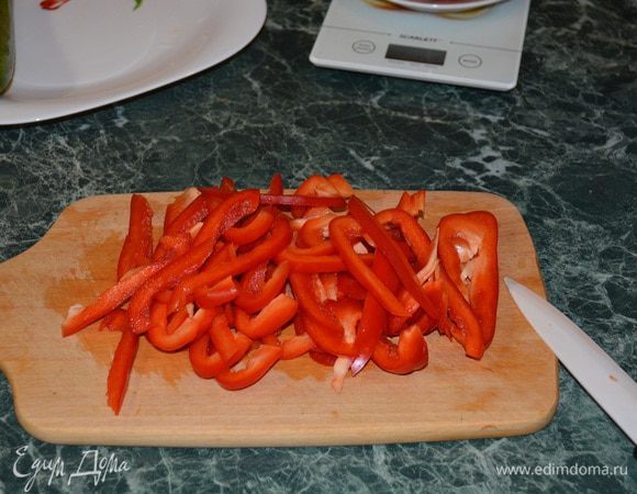 Перчик режем тонкими брусочками и отправляем его в кастрюльку с маслом. Тушим.