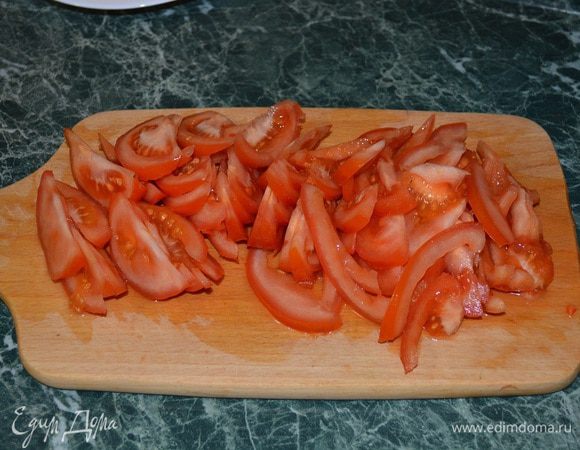 В это время помидоры нарезаем брусочками или как Вам удобно.