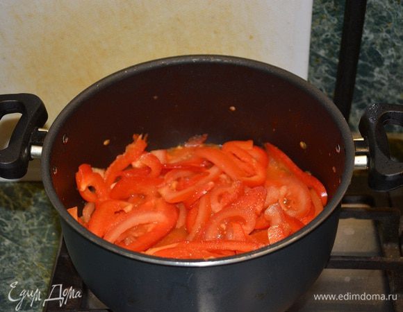 Помидоры отправляем в кастрюльку к перцу. Тушим.