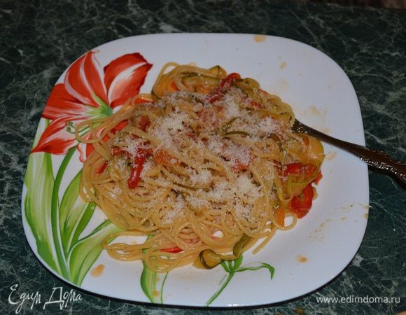 Выкладываем пасту на тарелки и посыпаем мелко натертым пармезаном (я использую сыр, который привезли из Италии) по вкусу. Приятного аппетита!