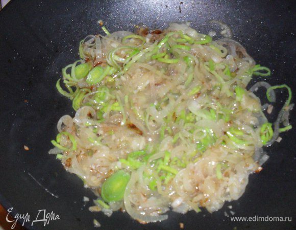 Лук репчатый режем тонкими полукольцами и тушим в сковородке до мягкости, чеснок давим ножом, мелко рубим, лук порей режем кольцами, все тоже в сковородку, тушим под крышкой 3-5 мин.