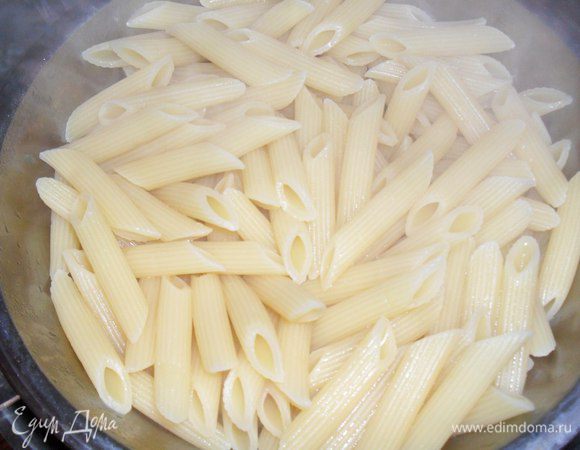 Одновременно, пасту Barilla Penne Rigate варим в большом кол-ве подсоленной воды al dente.