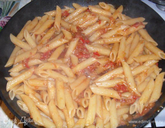 Добавляем пасту в соус, перемешиваем. Держим на малом огне еще 2-3 мин.