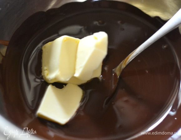 Добавить к шоколаду сливочное масло. Перемешать до его растворения.