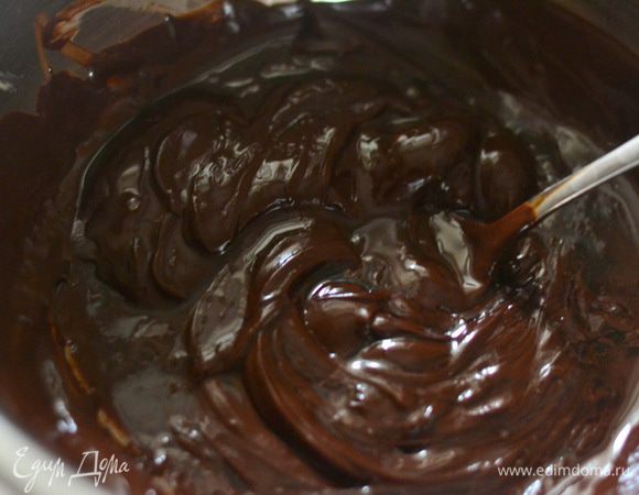 Сварить сироп из воды, сахара, добавив немного соли и подлить горячему шоколаду.