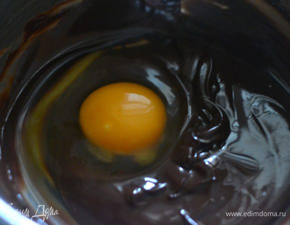 Добавить одно крупное яйцо,