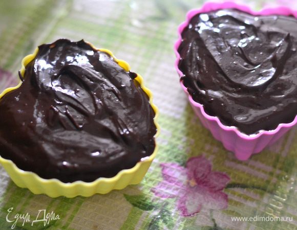 Силиконовые формочки смазать сливочным маслом, отправить в стеклянную емкость, вылить шоколадную смесь, заполнить емкость горячей водой где-то на половину и выпекать на водяной бане около 45 минут.