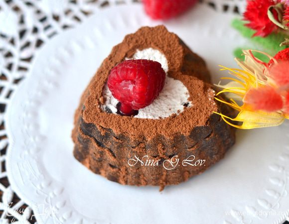 Пирожное посыпать сахарной пудрой, какао-порошком, украсить малиной, заполненной малиновым соусом. Для малинового соуса разморозить малину, в кастрюлю насыпать сахар, добавить малину, лимонный сок и проварить до кипения. Взбить в блендере, протереть через сито.