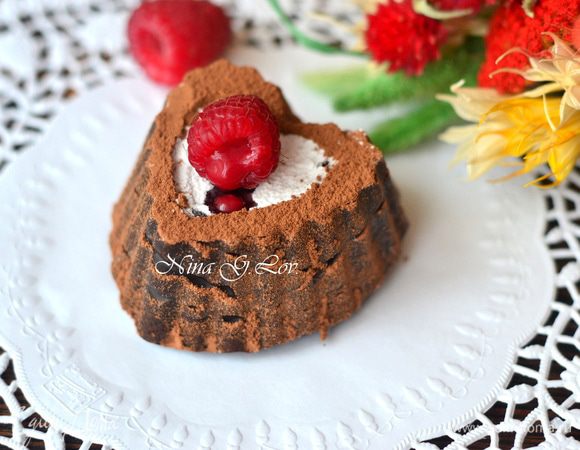 А можно просто подать со взбитыми сливками.