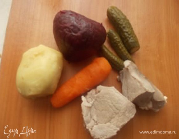 Мясо сварить, с добавлением лаврового листа, луковички, душистого перца и соли. Можно использовать любое мясо, свинину, говядину, курицу или индейку. Овощи тоже сварить, остудить и почистить.