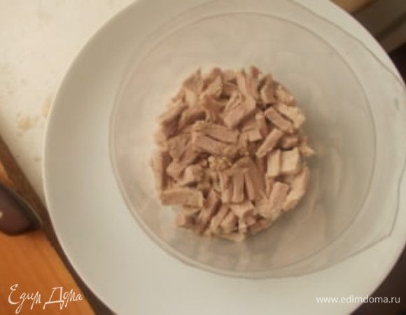 Я подавала салат порционно, но можно просто в салатнике перемешать. Если вы хотите сделать более праздничную подачу, а формочки нет, тогда делайте как я. Из пластиковой бутылки вырезаем середину и используем ее вместо формы. Ещё нужна плоская тарелка, на ней мы и выкладываем первый слой мяса, порезанного соломкой.