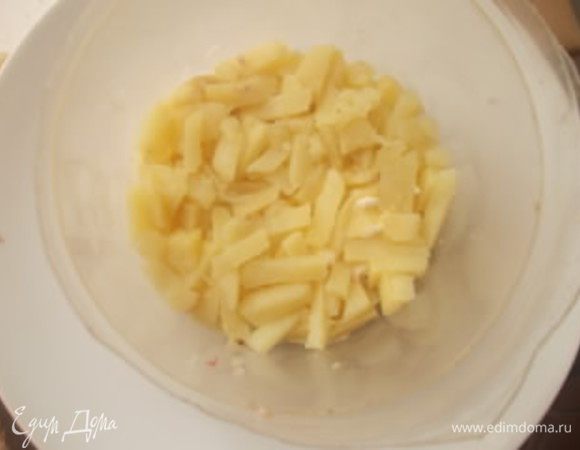 Каждый слой промазываем соусом, приготовленным из майонеза со сметаной и зубочка чеснока, предварительно потертым туда. Следующий слой картофеля.