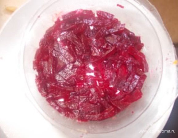 И свекла... Салат готов, получилось четыре порции.