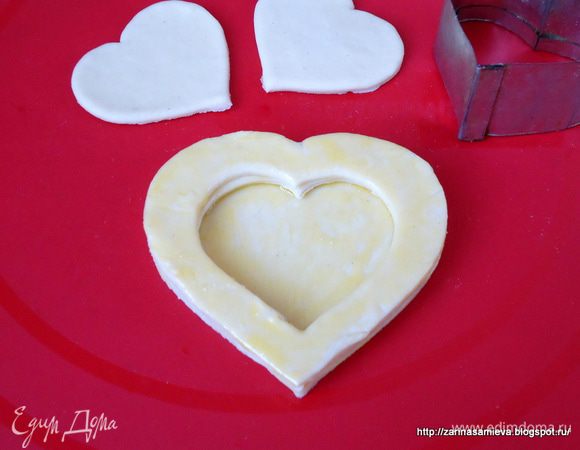 Приклеить один бортик к донышку заготовки, смазать поверхность желтком. Поверх положить второй бортик, так же смазав поверхность желтком. 