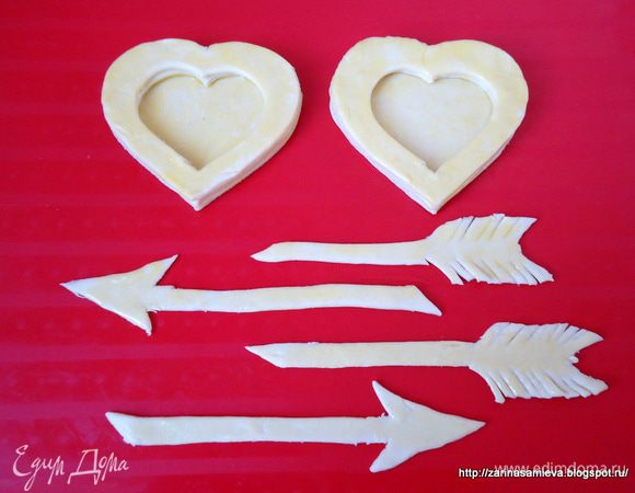 Все заготовки сложить на противень, застеленный силиконовым ковриком. Поставить в заранее разогретую духовку до 180°С, выпекать 15-20 минут. После 10 минут стрелы вынуть, т.к. они тоньше самих волованов и пекутся быстрее.
