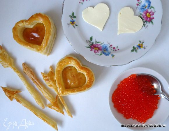 Готовые волованы остудить. Из масла нарезать тонкие ломтики. Приготовить икру.
