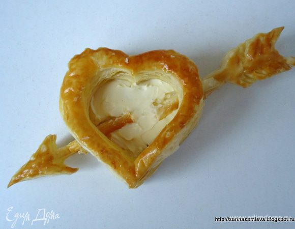 Донышко волована при выпечке немного поднимается, нужно его аккуратно придавить в низ. С боков, аккуратно проделать отверстия, в которые вставить по половинке стрелы. На дно положить ломтик масла,... 