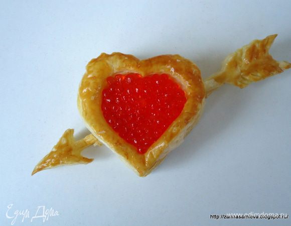 Поверх масла положить икру. 