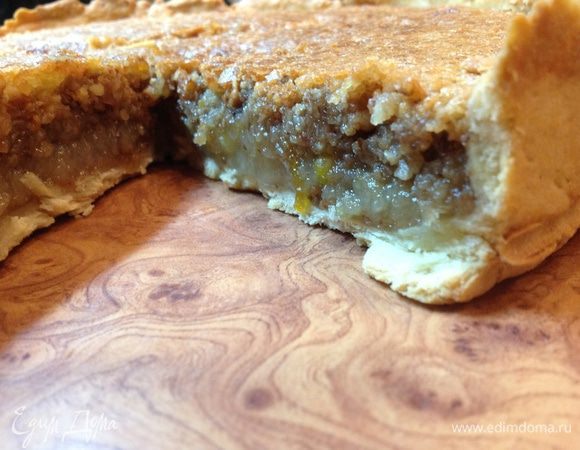 Разъемную форму смазываем маслом, из половины теста формируем корж с бортиками (а другую половину отправляем в холодильник или морозилку). Высыпаем в него орехи и заливаем жидкой начинкой. Ставим в предварительно разогретую до 180 градусов духовку на 30 мин.