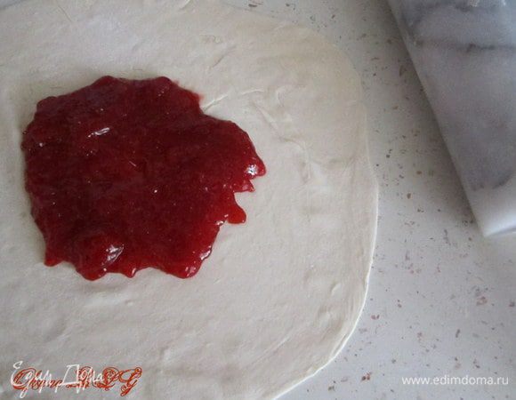 Тесто тонко раскатать, нанести джем.