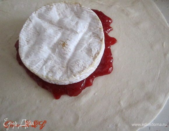 Выложить сыр.