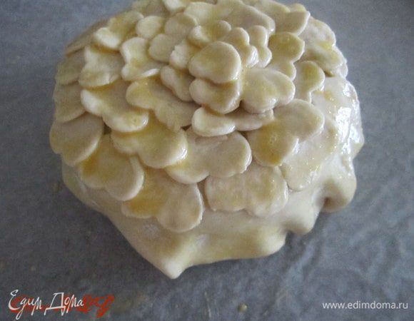 Перевернуть уложить на деко. По желанию красить сердечками или цветочками. Смазать тесто яйцом.