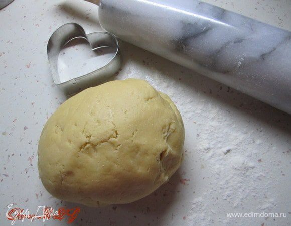 Масло комнатной температуры взбить с сахаром, сахарной пудрой. Ввести яйца, взбивать до однородной консистенции. Добавить муку, соль, разрыхлитель, ваниль и миндальный экстракт., замесить тесто, тесто не должно липнуть  к рукам. Завернуть в пленку, поставить в прохладное место на 1-2 часа.
