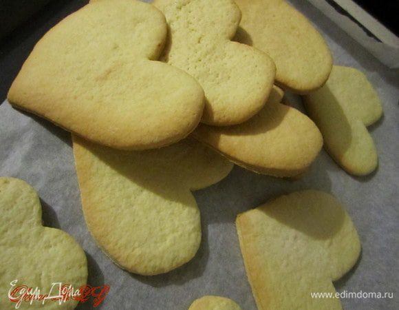 Выпекать 7-10 минут при температуре 180-190 градусов, до светло золотистого цвета. Готовое печенье охладить.