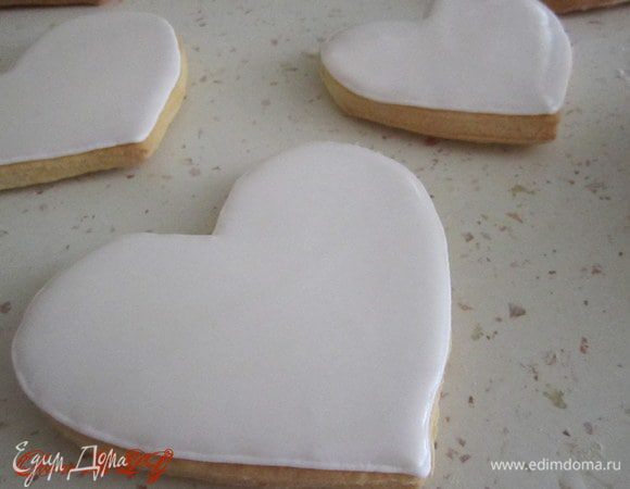 Для заливки печенья айсинг немного разбавить водой. Добавив 1-2 чайные ложки воды.  Залить айсинг на печенье. Оставить на ночь чтобы айсинг высох.
