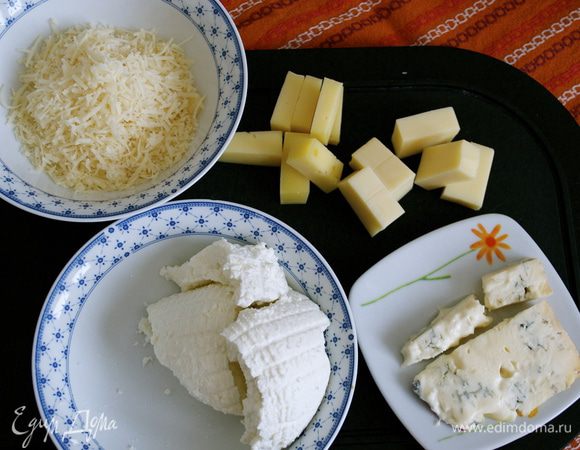 Подготовить все сыры для "трюфельной" массы... Сыр фонтина и грюйер нарезать кусочками. Пармезан натереть на мелкой терке.