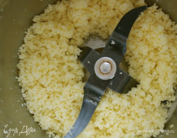 В чашу миксера положить кусочки сыра фонтина и грюйер и измельчить. 