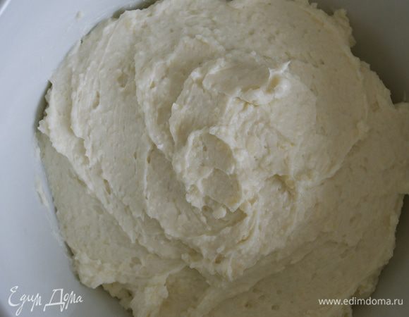 Переложить сырную массу в миску, накрыть пищевой пленкой и убрать в холодильник минимум на 2 часа (можно и на всю ночь). 