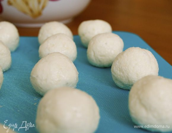 Для приготовления "трюфелей" достать сырную массу из холодильника и скатать из нее шарики размером с небольшой грецкий орешек. 