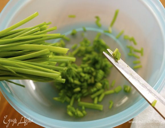 В четыре небольшие глубокие тарелочки насыпать мак, кунжутное семя, паприку и порезать зеленый лучок. Очень хорошо здесь использовать совсем тоненькие молоденькие перышки зеленого лука... Его удобно мелко нарезать ножницами. 