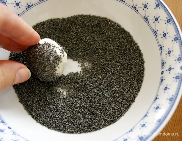 Обвалять полученные сырные шарики по очереди в одной из видов обсыпки... 