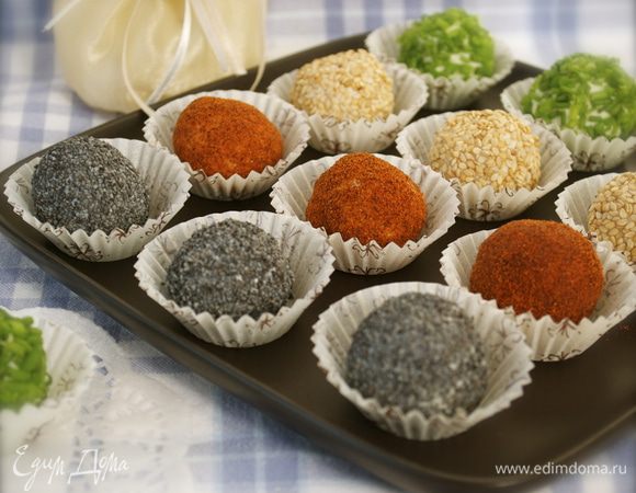 Такие сырные "трюфели" можно приготовить и заранее, хранить 2-3 дня в холодильнике в контейнере с крышкой. В принципе, сырной массы получается не так уж и много, на 25-30 "трюфелей" хватит. Но, в случае, если у вас останется лишняя, ее можно смело использовать как соус-заправку к отварной пасте (спагетти).