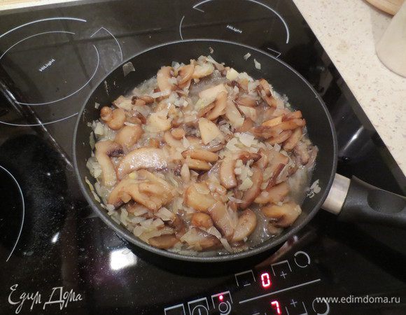 Разморозить шампиньоны, чтобы стекла жидкость. Лук нарезать средними кубиками. На раскаленную сковородку с подсолнечным маслом выложить лук и грибы, хорошенько посолить и обжарить на сильном огне, до готовности. (Вся лишняя жидкость при этом должна выпариться).
