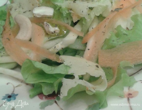 Полейте салат заправкой и осторожно перемешайте. Посыпьте орешками, сыром пармезан и сразу подавайте.