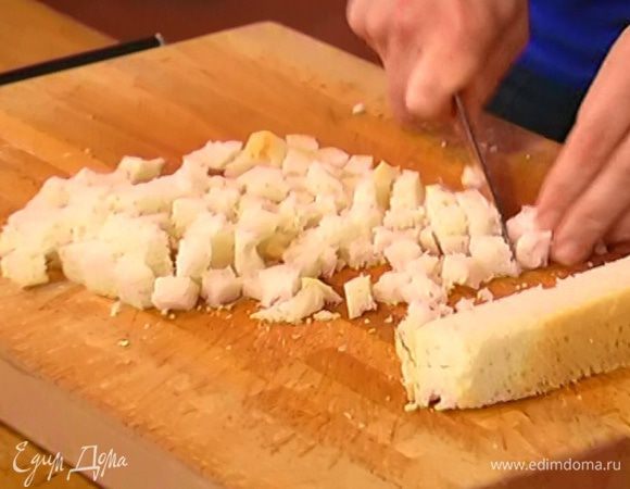 С хлеба срезать корки и нарезать его небольшими кубиками.