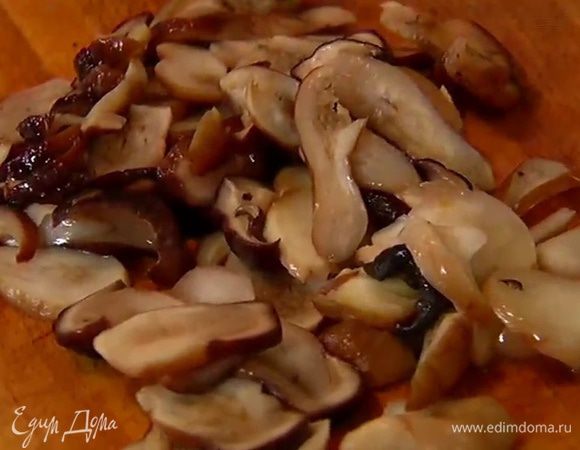 Белые грибы разморозить, затем порезать небольшими кусочками.