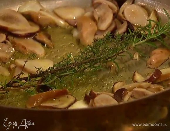 Сковороду, где жарились крутоны, протереть бумажным полотенцем, разогреть в ней 2 ст. ложки оливкового и 1 ч. ложку сливочного масла, выложить грибы, веточки тимьяна и розмарина, половинку луковицы и чеснок, посолить, поперчить, перемешать и, не накрывая крышкой, жарить на медленном огне до готовности грибов.