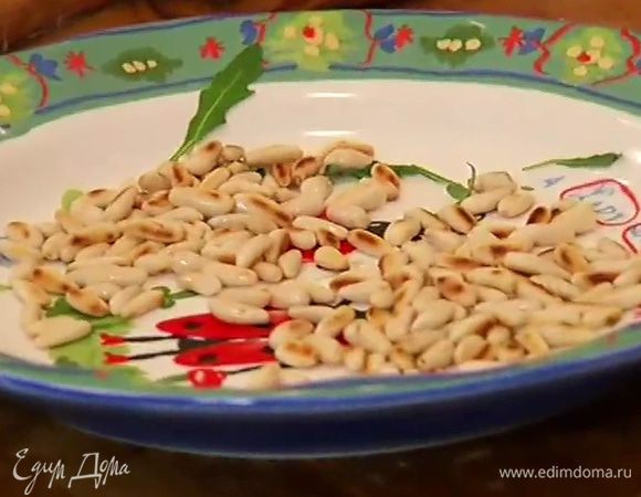 Кедровые орехи подсушить на разогретой сковороде.