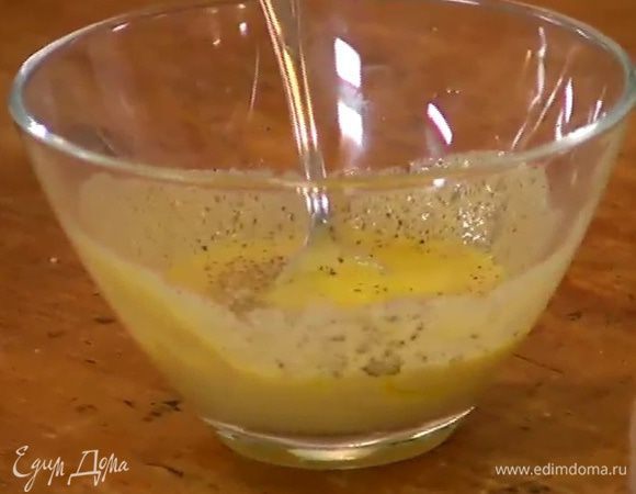 Приготовить заправку: соединить горчицу с оливковым маслом, влить уксус и лимонный сок, посолить и все перемешать. Добавить 1 ст. ложку холодной кипяченой воды, бальзамический уксус и еще раз перемешать.