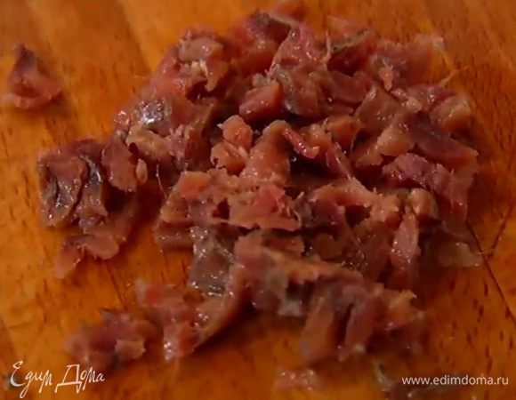 Анчоусы мелко порезать.