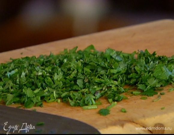 Петрушку порубить очень мелко.